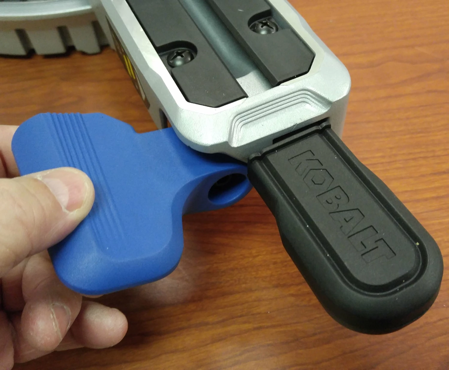 Kobalt Miter Saws 10-in 15 Amps Dual Bevel Sliding Compound Corded Miter Saw 8 Kobalt Miter Saws 10-in 15 Amps Dual Bevel Sliding Compound Corded Miter Saw - Image 8